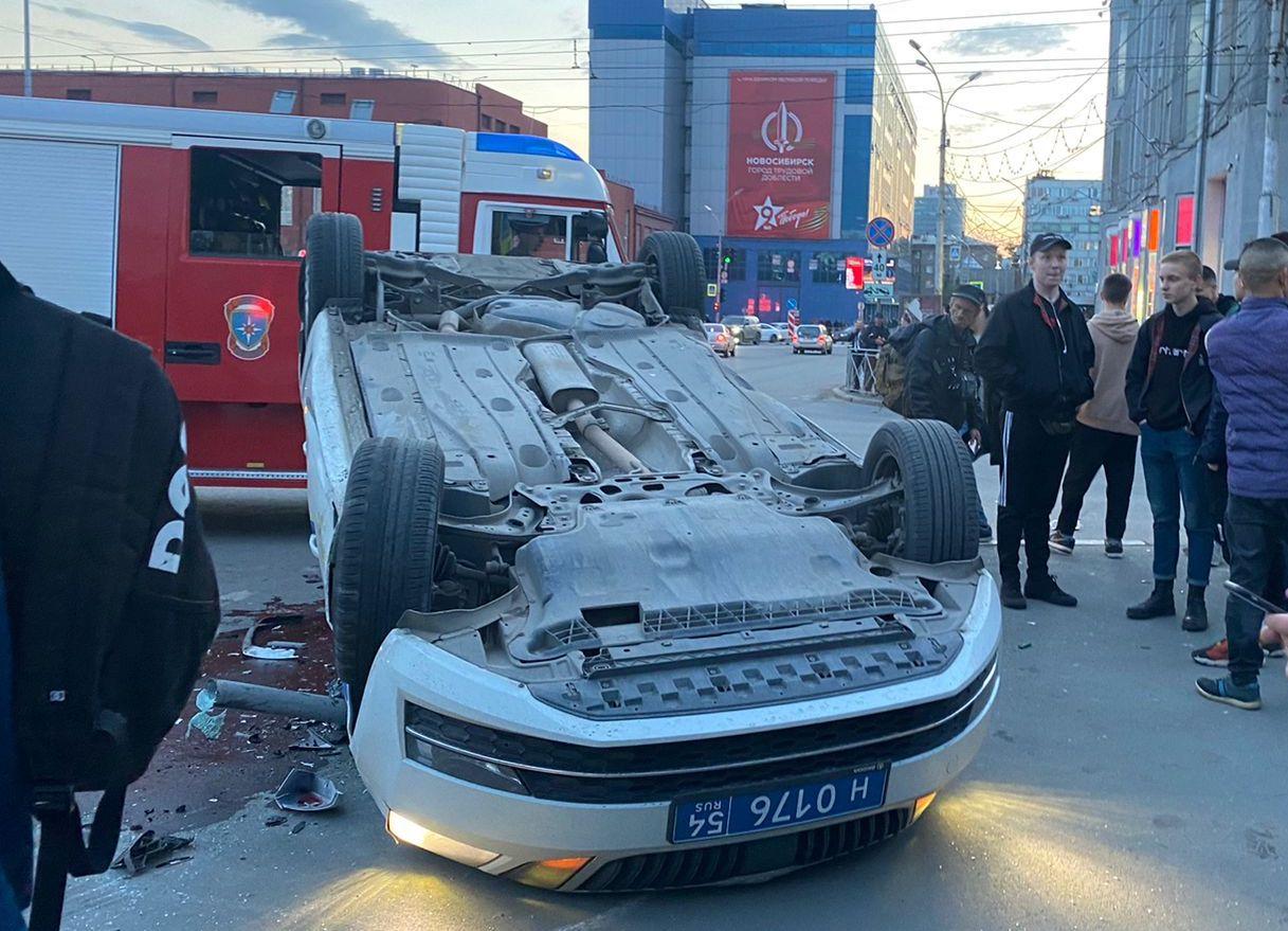 Фото Водителю Lexus грозит штраф за ДТП с патрульной машиной в центре Новосибирска 2